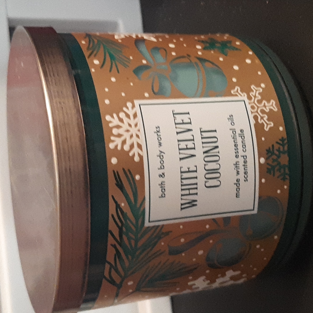 Bath and Body Works- White Velet coconut  candle